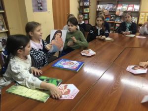 Литературный час «В каждой строчке слово мама»